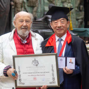 PRESENTATION OF THE REGALIA OF THE HONORARY MEMBER OF THE RUSSIAN ACADEMY OF ARTS TO THE CHINESE ARTIST HAN YUCHEN