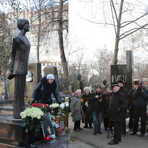 Unveiling of the Monument to the Russian Poet Bella Akhmadulina Designed by Boris Messerer in Moscow